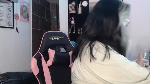 Snapshot of molly_shake chatting on 09/20/25, 05:30 Molly online show from 09/20/25, 05:30