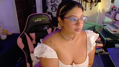 Snapshot of molly_shake chatting on 04/17/26, 05:54 Molly online show from 04/17/26, 05:54