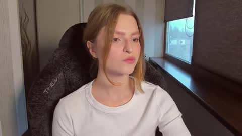 Snapshot of mollydangerous chatting on 11/27/25, 11:01 Taisha online show from 11/27/25, 11:01