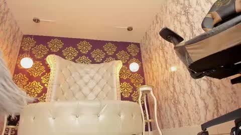 Molly Evanss online show from 02/12/25, 07:23