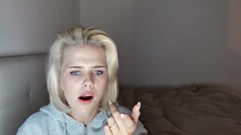 Snapshot of mollyforthenose chatting on 08/01/26, 10:30 mollyforthenose online show from 08/01/26, 10:30