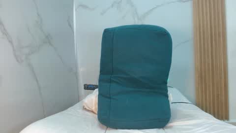 Snapshot of mollyguns chatting on 10/05/25, 06:06 MOLLY GUNSG online show from 10/05/25, 06:06