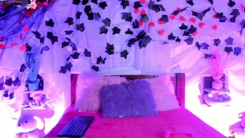 Snapshot of mollylewis18 chatting on 02/04/25, 02:28 New girl Emily Valentina Michelle online show from 02/04/25, 02:28