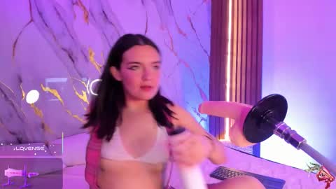 Snapshot of mollylewis18 chatting on 10/21/25, 07:58 New girl Emily Valentina Michelle online show from 10/21/25, 07:58