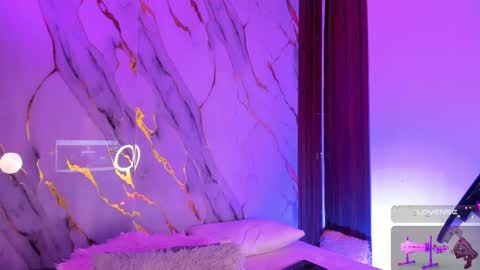 Snapshot of mollylewis18 chatting on 11/18/25, 04:39 New girl Emily Valentina Michelle online show from 11/18/25, 04:39