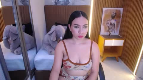 Snapshot of mollyspencer1 chatting on 10/01/25, 12:11 MOLLY online show from 10/01/25, 12:11