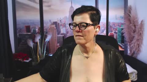 Snapshot of mollysun chatting on 10/20/25, 06:08 MollySun Nina Randmann online show from 10/20/25, 06:08