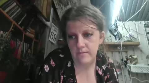 Snapshot of molotovfoxtail chatting on 11/30/25, 04:49 Molotovfoxtail online show from 11/30/25, 04:49