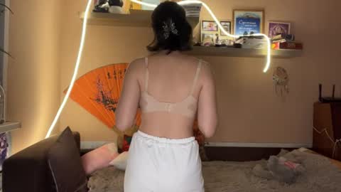 Snapshot of moltenpeach chatting on 02/16/26, 04:14 Hermina online show from 02/16/26, 04:14