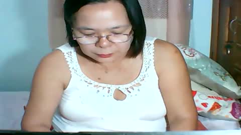 Snapshot of mombastic55 chatting on 05/23/26, 10:08 mombastic55 online show from 05/23/26, 10:08