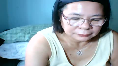 Snapshot of mombastic55 chatting on 08/07/26, 01:18 mombastic55 online show from 08/07/26, 01:18