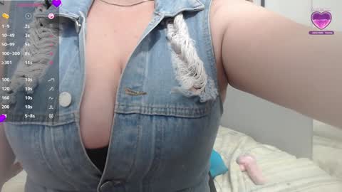 Snapshot of mommyissuess_ chatting on 02/06/25, 05:14 Daphne  online show from 02/06/25, 05:14