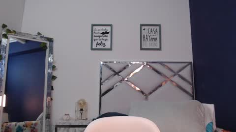 Snapshot of mommyissuess_ chatting on 02/19/25, 02:23 Daphne  online show from 02/19/25, 02:23