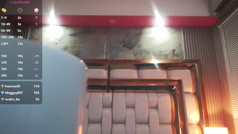 Snapshot of mommyissuess_ chatting on 02/20/25, 02:18 Daphne  online show from 02/20/25, 02:18