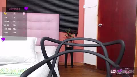 Snapshot of mommyissuess_ chatting on 03/07/25, 11:27 Daphne  online show from 03/07/25, 11:27