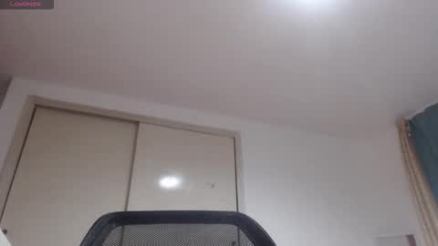 Snapshot of mommyissuess_ chatting on 10/13/25, 10:48 Daphne  online show from 10/13/25, 10:48