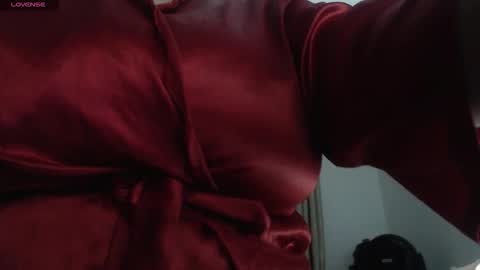 Snapshot of mommyissuess_ chatting on 10/29/25, 07:32 Daphne  online show from 10/29/25, 07:32