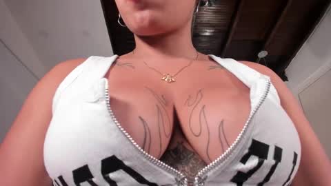 Snapshot of momo_ayasse chatting on 11/14/25, 09:57 Momo online show from 11/14/25, 09:57