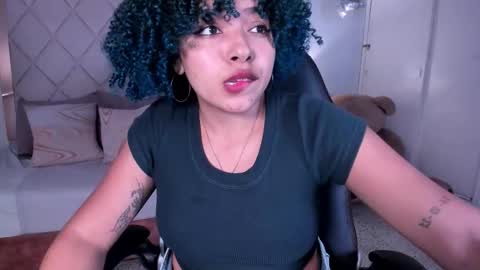 Snapshot of momo_ayasse chatting on 11/24/25, 10:53 Momo online show from 11/24/25, 10:53