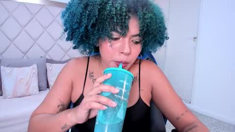 Snapshot of momo_ayasse chatting on 11/25/25, 09:48 Momo online show from 11/25/25, 09:48