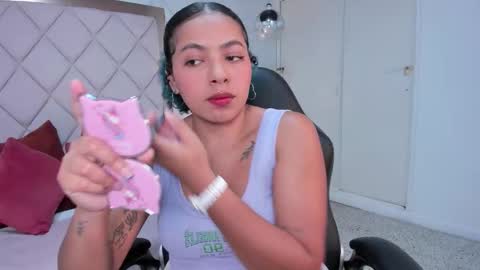 Snapshot of momo_ayasse chatting on 12/02/25, 09:54 Momo online show from 12/02/25, 09:54