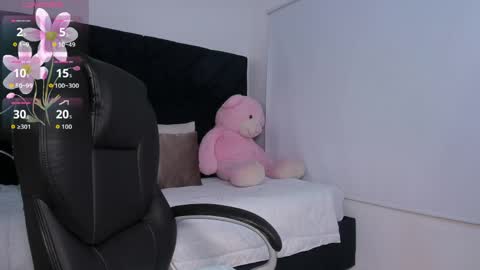 Momo  online show from 04/30/26, 04:30