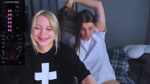 Snapshot of monalauu chatting on 12/20/25, 12:51 online show from 12/20/25, 12:51