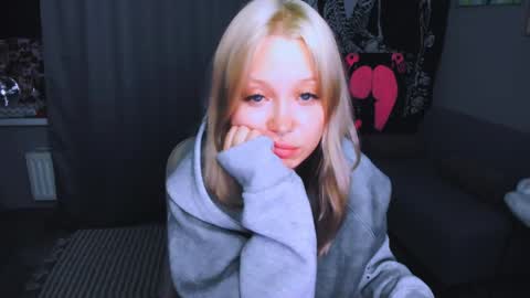 Snapshot of monalauu chatting on 04/28/26, 11:43 online show from 04/28/26, 11:43