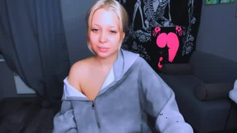 Snapshot of monalauu chatting on 04/30/26, 10:25 online show from 04/30/26, 10:25