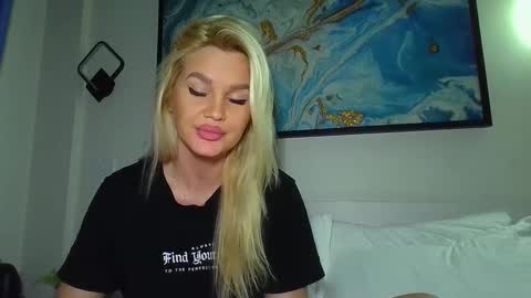 Snapshot of moni_ chatting on 12/10/24, 04:56 Monica online show from 12/10/24, 04:56