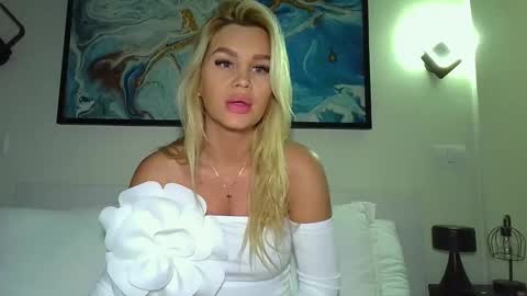 Snapshot of moni_ chatting on 01/22/25, 03:20 Monica online show from 01/22/25, 03:20