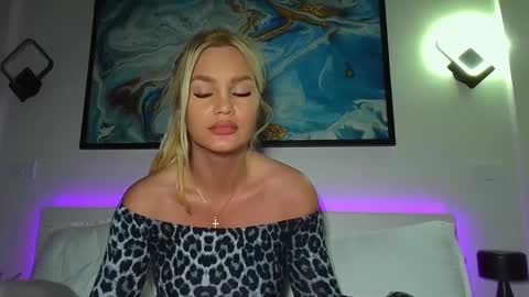 Snapshot of moni_ chatting on 02/05/25, 03:45 Monica online show from 02/05/25, 03:45