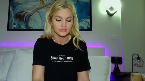 Snapshot of moni_ chatting on 02/22/25, 04:51 Monica online show from 02/22/25, 04:51