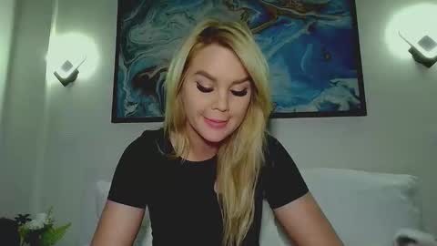 Snapshot of moni_ chatting on 09/29/25, 03:22 Monica online show from 09/29/25, 03:22