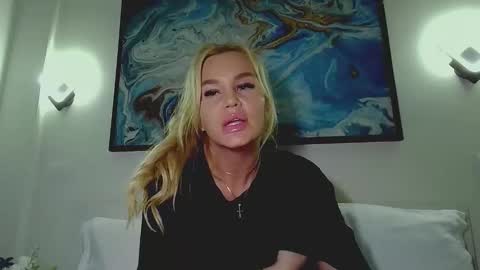 Snapshot of moni_ chatting on 10/10/25, 04:33 Monica online show from 10/10/25, 04:33