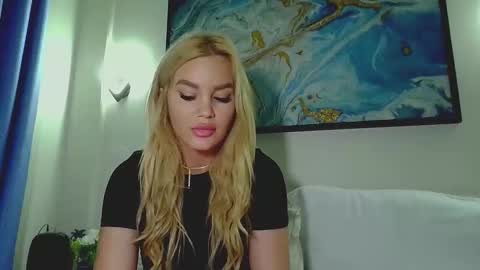 Snapshot of moni_ chatting on 10/12/25, 04:11 Monica online show from 10/12/25, 04:11