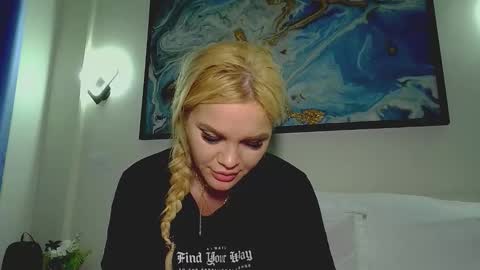 Snapshot of moni_ chatting on 11/27/25, 04:25 Monica online show from 11/27/25, 04:25