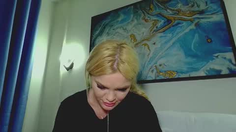 Snapshot of moni_ chatting on 11/28/25, 04:37 Monica online show from 11/28/25, 04:37