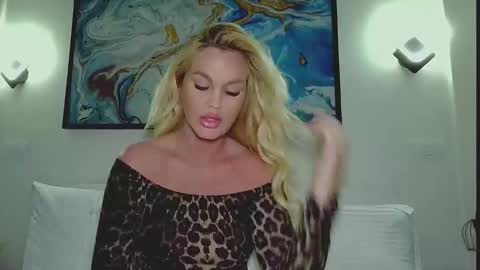 Snapshot of moni_ chatting on 04/16/26, 03:29 Monica online show from 04/16/26, 03:29