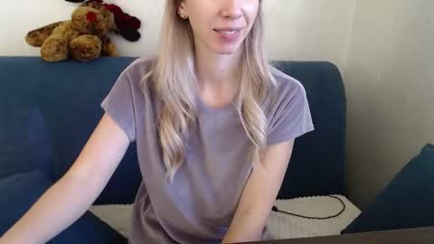 Snapshot of moni_chka chatting on 10/12/25, 02:49 Moni online show from 10/12/25, 02:49