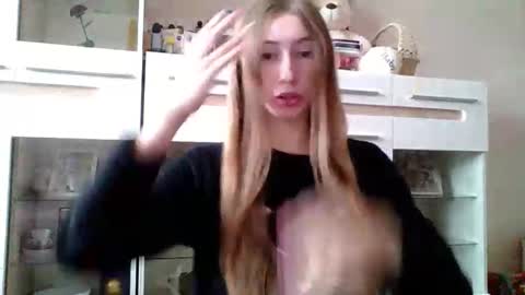 Monica online show from 11/08/25, 10:15