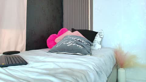 Snapshot of monicaflower chatting on 02/08/25, 01:22 Kiim online show from 02/08/25, 01:22