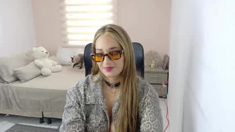 Snapshot of monicalaurent chatting on 03/25/26, 01:06 online show from 03/25/26, 01:06