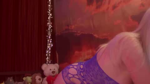 Snapshot of monicutex chatting on 04/25/26, 01:19 Monika online show from 04/25/26, 01:19