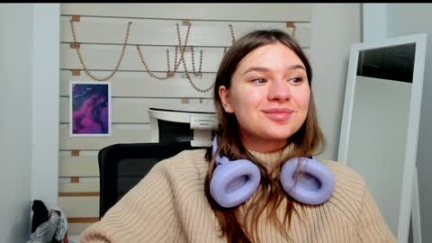 Snapshot of monika_youu chatting on 02/05/25, 08:35 Monika online show from 02/05/25, 08:35