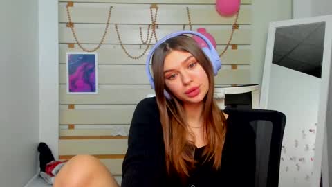 Snapshot of monika_youu chatting on 02/14/25, 12:19 Monika online show from 02/14/25, 12:19