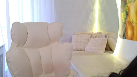 Snapshot of monique_a chatting on 04/03/26, 10:46 Ask me online show from 04/03/26, 10:46