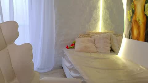 Snapshot of monique_a chatting on 04/09/26, 11:26 Ask me online show from 04/09/26, 11:26