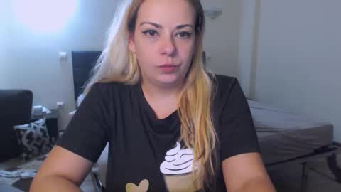 Snapshot of montserrat123 chatting on 09/26/25, 08:24 Monse online show from 09/26/25, 08:24