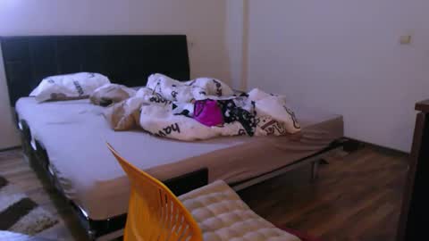 Snapshot of montserrat123 chatting on 10/16/25, 08:21 Monse online show from 10/16/25, 08:21